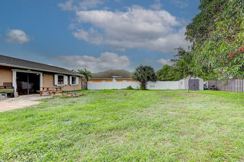 2351 Fruit Ave, Fort Pierce FL 34952-7422 exterior