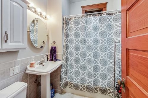 1250 Argyle St, Chicago IL  60640-7547 exterior