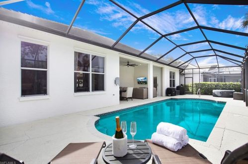 6550 Chestnut Cir, Naples, FL 34109-7810