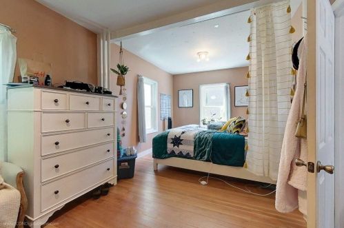 15 Dean Ave, Middletown RI 02840-3406 exterior