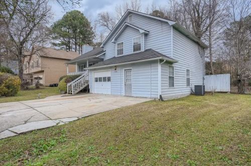 5630 Hunters Forest Ln, Atlanta, GA 30349-3883