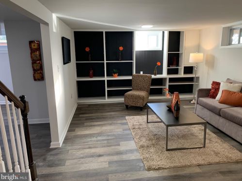 9407 Colesville Rd, Silver Spring MD 20901-4819 exterior