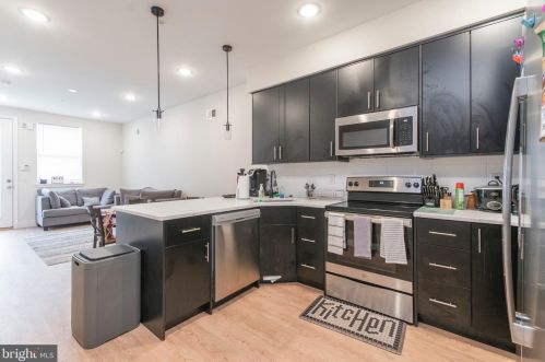 1958 8th St, Philadelphia PA 19122-2023 exterior