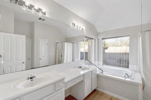 1729 Dapplegrey Ln, Austin TX 78727-4545 exterior