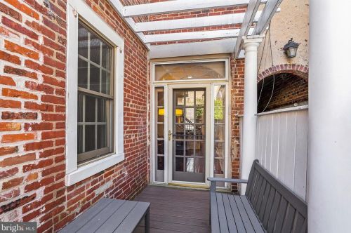 337 6th St, Philadelphia PA  19106-4138 exterior