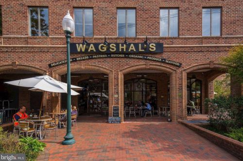 3217 Sutton Pl, Washington DC 20016-7513 exterior