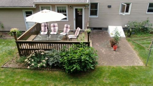 6 Hummingbird Ln, Enfield CT 06082-5709 exterior