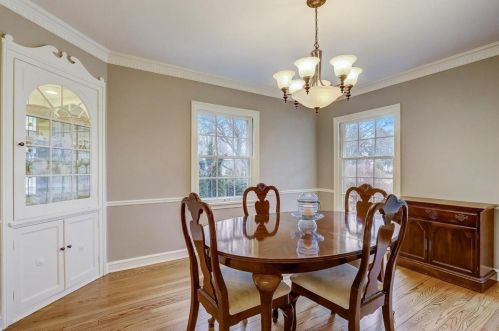 6405 Lk Dr, Milwaukee WI 53217-4229 exterior