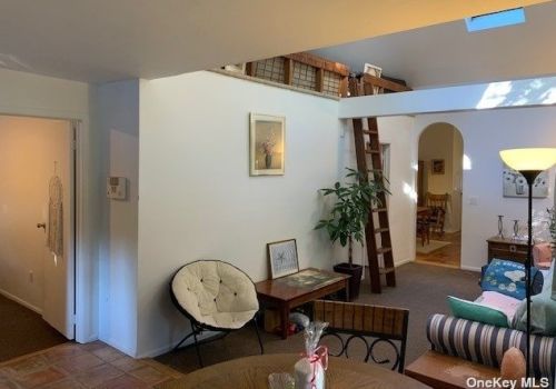 372 Old Country Rd, Huntington Station NY 11747-2013 exterior