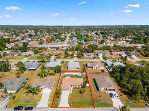 451 Raymond Ln, Fort Pierce FL  34983-1131 exterior