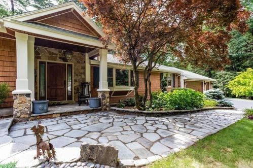 24 Knollwood Cir, Springfield, MA 01106-2753