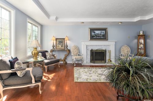 8842 Sunridge Dr, Sandy UT 84093-7044 exterior