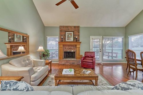 102 Golfview Dr, Montgomery TX 77356-8804 exterior