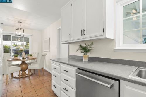 1872 Queens Rd, Concord CA  94519-1722 exterior