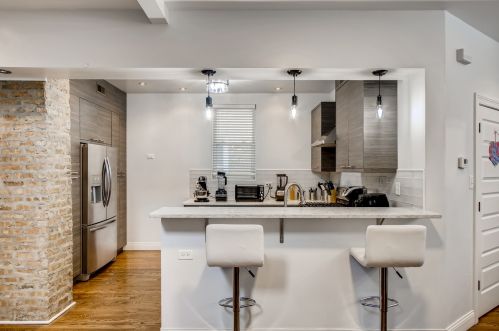 6638 Artesian Ave, Chicago IL 60645-5016 exterior