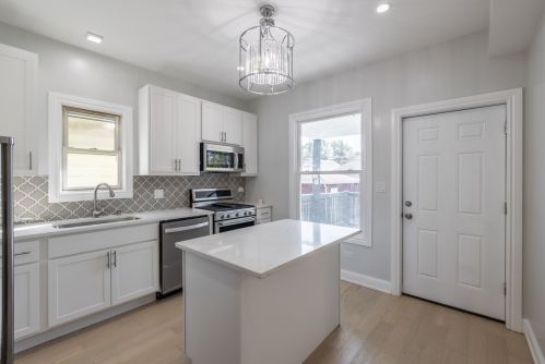 5437 Thomas St, Chicago IL 60651-2813 exterior