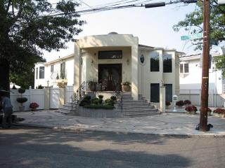 2772 Whitman Dr, Brooklyn, NY 11234-6809