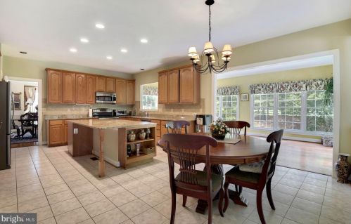 10720 Cloverbrooke Dr, Rockville MD 20854-6372 exterior