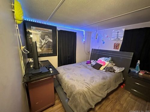 1012 Old Colony Rd, Meriden CT 06451-6362 exterior