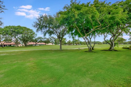 24 Gln Dr, Boynton Beach FL 33436-6208 exterior