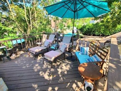 79 Berry St, Valley Stream NY 11580-3430 exterior