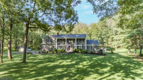 74 Grayrock Rd, Clinton, NJ 08809-1073