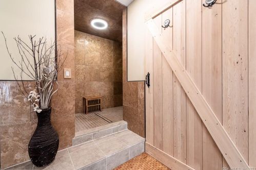 334 Maple Ave, Uncasville CT 06382-2018 exterior