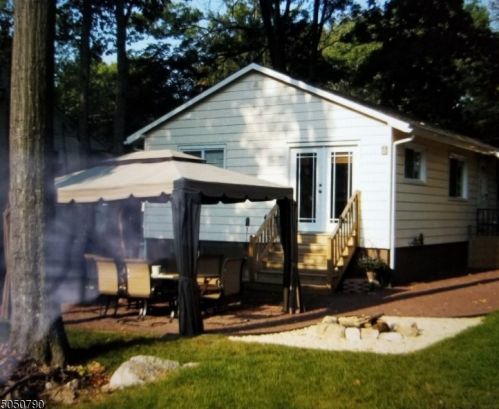 117 Lackawanna Trl, Hopatcong, NJ 07843-1216