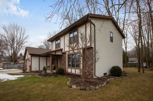 3303 Stokes Ln, Manitowoc, WI 54220-2326