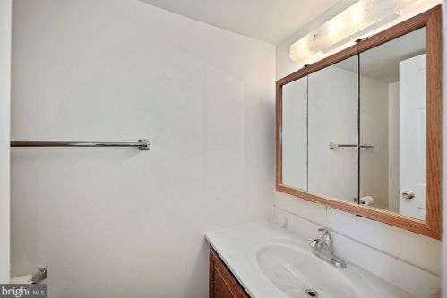 5537 Burnside Dr, Rockville MD 20853-2457 exterior