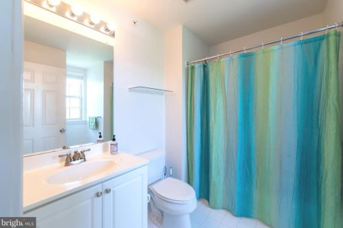 206 Admirals Way, Philadelphia PA 19146-5213 exterior