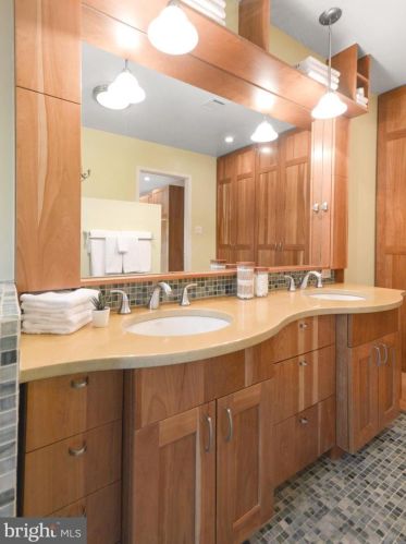 16 Arlive Ct, Rockville MD 20854-2978 exterior