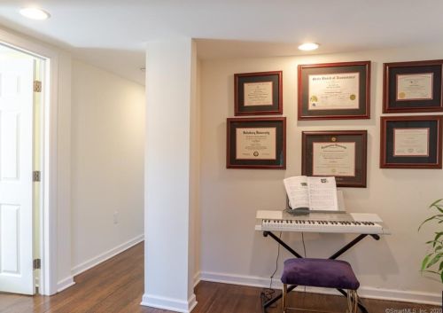 311 Wilton Rd, Ridgefield CT 06877-5723 exterior