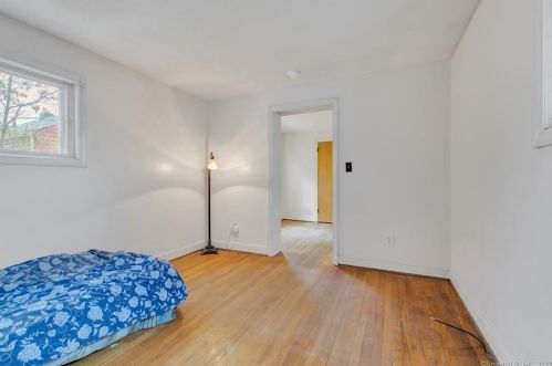 27 Essex St, Manchester CT 06040-4003 exterior