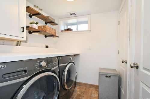 21 Nursery Rd, Huntington Station NY 11747-1028 exterior