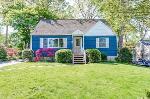 6 Meadowbrook Dr, Huntington Station, NY 11746-2967