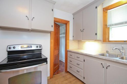 111 Spg St, Windsor Locks CT 06096-2208 exterior