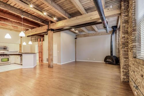 2435 Sheffield Ave, Chicago, IL 60614-2233