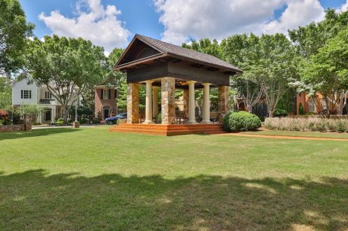 5 Conifer Cir, Atlanta GA 30342-4303 exterior