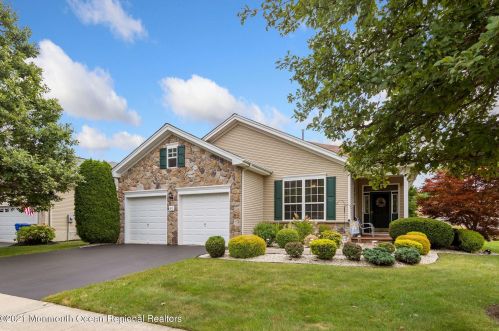 60 Chamber Ln, Columbus, NJ 08022-2375
