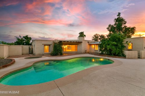 6882 Casas Adobes Dr, Tucson AZ 85704-6126 exterior