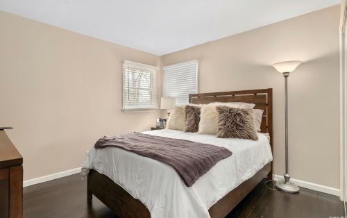 8 Lynhaven Pl, Commack NY 11725-3107 exterior