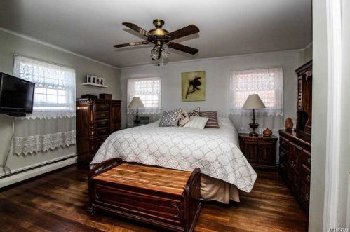 28 Cottonwood Dr, Commack NY 11725-2422 exterior