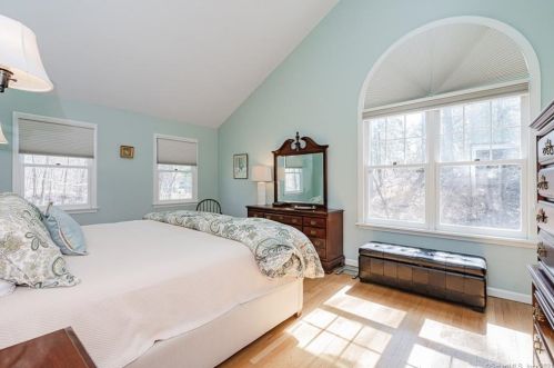 32 Crosswood Rd, Farmington CT 06032-1067 exterior