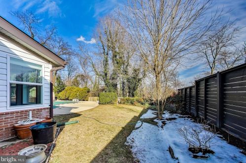 1101 Morningside Ln, Alexandria VA 22308-1042 exterior