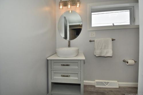 14 Lk St, Ellington CT 06029-3008 exterior