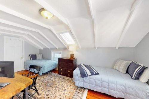 23 Baptist St, Middletown RI 02840-2520 exterior