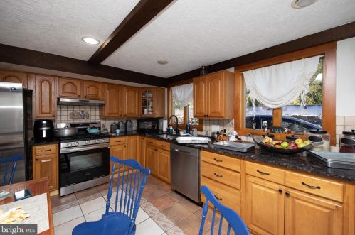 2367 Vly Rd, Huntingdon Valley PA 19006-6007 exterior