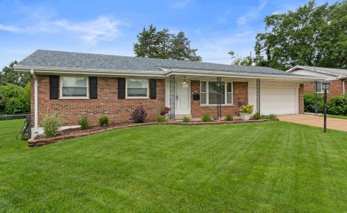 9999 Casa Rosa Dr, Saint Louis, MO 63123-6218