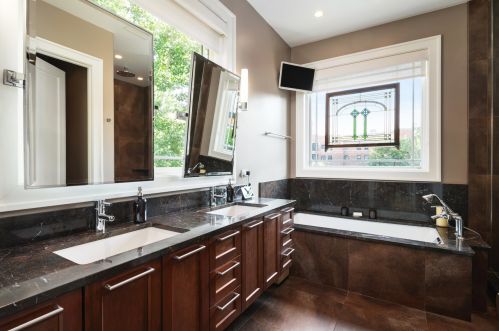 819 Castlewood Ter, Chicago IL  60640-4216 exterior